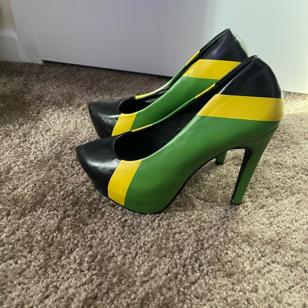 Women platform pumps